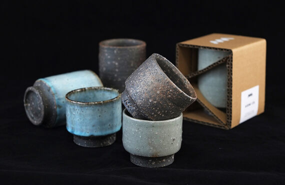 伊賀焼・工芸品を現代的なデザインと組み合わせ、職人たちの知識を未来に受け継ぐ道標とするアセミコ